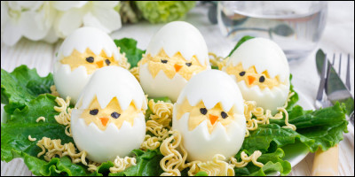 Dans quelle recette les jaunes d'œufs sont-il émiettés pour être mélangés à la sauce ?