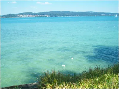 Le lac de Constance est partagé entre trois pays que sont l'Allemagne, l'Autriche et la Suisse.