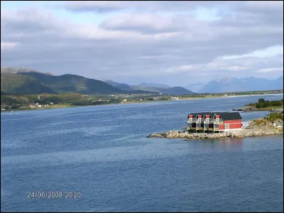 Les îles Åland, en mer Baltique, appartiennent à la Suède, mais ont pour langue officielle le finnois.