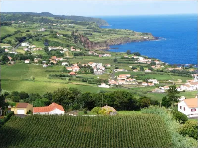 Hors outre-mer, le pays d'Europe dont le point culminant a la plus faible altitude est le Danemark.