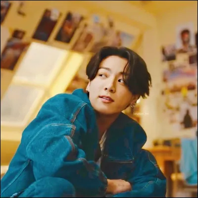 Il a une cicatrice sur la joue gauche mais pourquoi ?