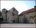 Un imposant donjon du 11e s. , de nombreuses maisons du 15e et 16e s. , une charmante source vauclusienne amnage au 19e s. Journes artisanales et artistiques en juillet.