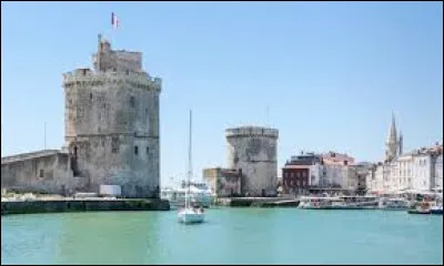 Je vous emmène sur les bords de l'océan Atlantique, à La Rochelle. Capitale historique de l'Aunis, connue entre autres pour son festival "les Francofolies" et les tours du Vieux-Port (sur l'image), elle est la préfecture de ...