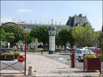 Ville natale de François Mitterrand, sur la rive droite de la Charente, Jarnac se situe dans le département ...