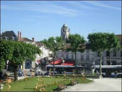 Capitale de la province de Saintonge jusque sous l'Ancien Régime, avant d'être la préfecture de la Charente-Inférieure jusqu'en 1810, Saintes est actuellement une sous-préfecture de ...