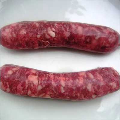 Quelle saucisse, qui doit contenir au moins 80% de viande maigre de porc, entre dans la composition du gloubi-boulga ?
