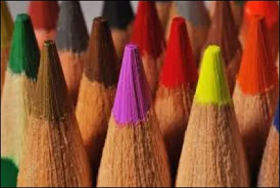 Après le crayon dit "de papier", apparaît le crayon de couleur au début du XXème siècle (par ajout de pigments). Parmi les couleurs, il existe un crayon bleu particulier nommé "crayon bleu Inactinique" dont l'usage est spécifique... ?