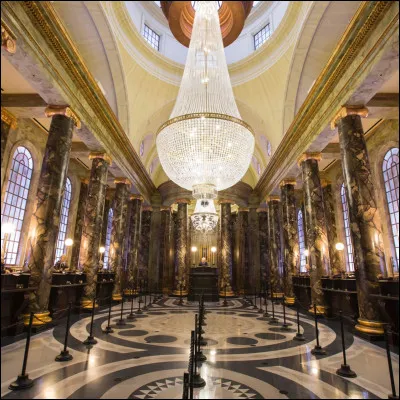 Qu'a-t-elle dans sa chambre forte qui intéresse Harry, Ron et Hermione ?