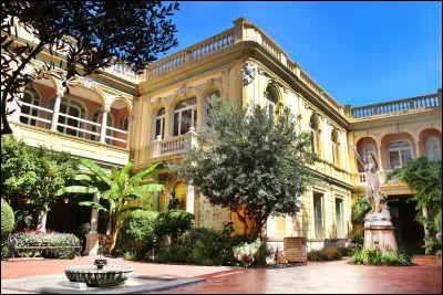 Monument : Comment se nomme cet hôtel célèbre de Perpignan ?