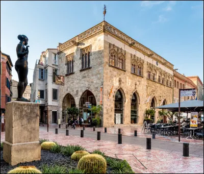 Monument : Comment s'appelle ce monument civil de Perpignan ?