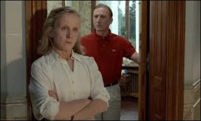 Chez les Le Quesnoy (dans le grinçant "La vie est un long fleuve tranquille"), tout est bouleversé par les origines véritables de Momo et de Bernadette. Un bébé inattendu, d'un personnage assurant n'avoir jamais connu "le loup", en rajoute encore sur les épaules de Madame Le Quesnoy. Qui est enceinte ?