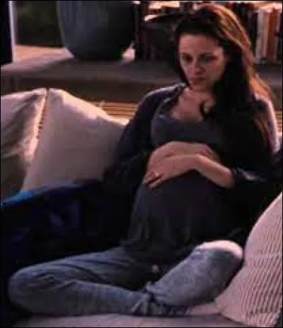 Dans la saga "Twilight", un bébé plus qu'inattendu survient, lorsque Bella tombe enceinte durant sa lune de miel, et que sa grossesse se déroule à très grande vitesse et dans des conditions dramatiques pour elle. Pourquoi ce bébé est-il inattendu ?