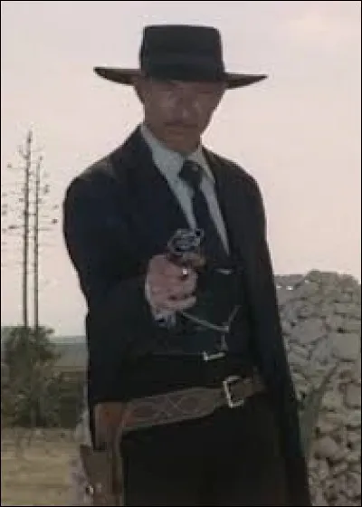 Dans le deuxième film, que fume souvent Douglas Mortimer ?