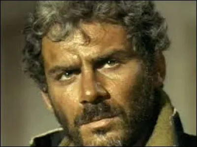 Lors de ses duel, que fait El Indio, l'ennemi juré du colonel Mortimer, pour donner du suspens au duel ?