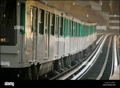 Quelle ligne de métro a pour terminus Gambetta et Porte des Lilas ?