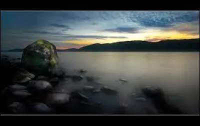 En Écosse, comment appelle-t-on un plan d'eau creusé par les glaciers ?