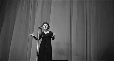 La célèbre chanteuse Édith Piaf meurt le 10 octobre 1963 : quel âge avait-elle ?