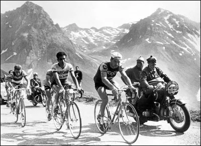 En remportant le tour de France cycliste 1963 devant Federico Bahamontes, quel exploit réalise Jacques Anquetil ?