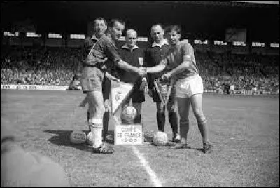 En football, quel club réalise le doublé championnat / coupe de France, battant en finale l'olympique lyonnais ?