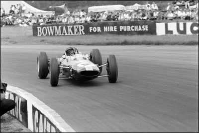 En course automobile, quel pilote devient champion du monde de formule 1, en remportant 7 des 10 Grands Prix du championnat ?