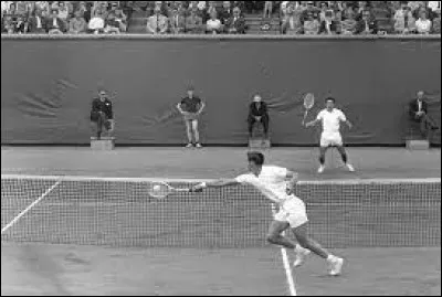 En tennis, qui remporte la première de ses deux victoires à Roland Garros, en battant en finale le Français Pierre Darmon ?
