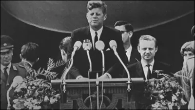 John Kennedy en visite dans cette ville le 26 juin 1963, y prononce un discours resté célèbre : où se trouve-t-il ?