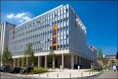L'hôpital Cochin situé dans le 14e arrondissement de Paris est un hôpital privé.