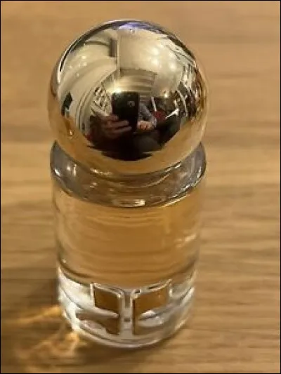 "Empreinte" est le premier parfum de la marque Courrèges.