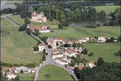 Voici une vue aérienne de Saint-Pierre-la-Noaille et de son château. Village d'Auvergne-Rhône-Alpes, dans l'arrondissement de Roanne, il se situe dans le département ...