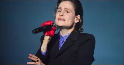 Sous quel nom se fait désormais appeler la chanteuse Christine and the Queens, qui se définit comme non-binaire ?
