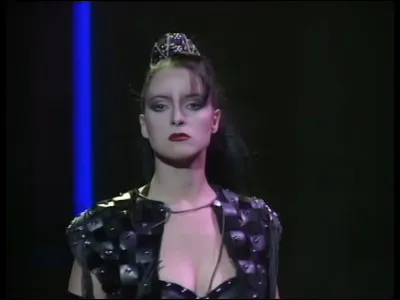 Dans l'opéra rock "Starmania", quel est le nom du personnage travesti qui est la tête pensante de la bande des Etoiles Noires ?