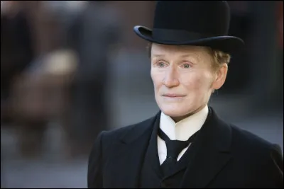 Qui est cette actrice américaine, incarnant une femme déguisée en homme dans le film "Albert Nobbs" ?