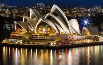 Qui est l'architecte de l'opéra de Sydney construit en Australie en 1973 ?