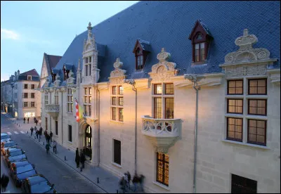 Monument : en quelle année a débuté la construction du palais des ducs de Lorraine ?