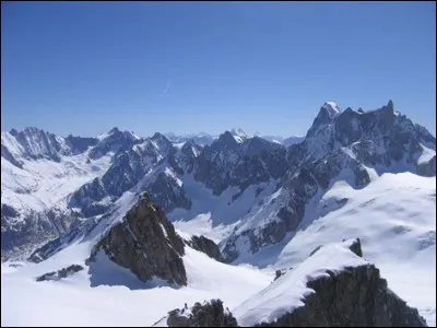 Tu es coincé en montagne neigeuse avec ton ou ta meilleur(e) ami(e). Vous êtes devant un bon feu de camp mais n'avez qu'une seule couverture.
Que feriez-vous sachant que vous ne vous êtes pas lavés depuis plusieurs semaines alors vous ne devez pas sentir la rose ?