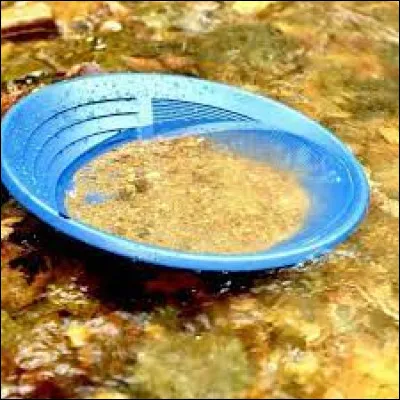 Comment appelle-t-on l'exploitation de gisements alluvionnaires, issus du dépôt de particules d'or dans le lit des cours d'eau ?