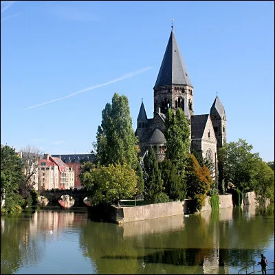 Lieu d'exception : au cur de quel jardin se trouve le Temple Neuf de Metz ?