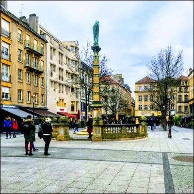 Ville : Sur quelle place de Metz se trouve le forum antique durant l'antiquité ?