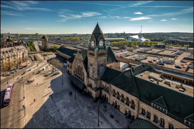 Personnalité : quel poète est né à Metz ?