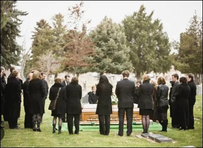 Le père dun ami est mort. Tu vas à son enterrement, quelle est ta réaction ? (i2)