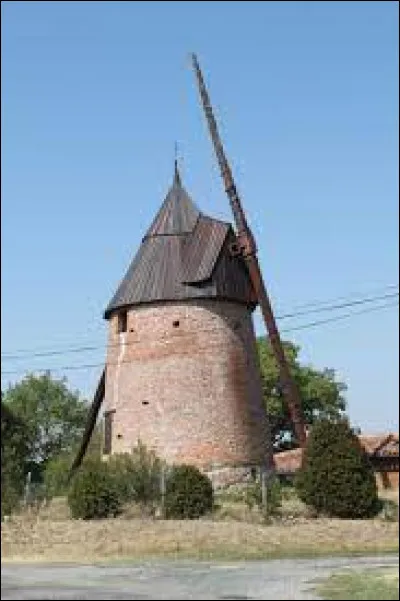 Vous avez sur cette image le moulin de la Paillasse, à Caragoudes. Village de l'aire d'attraction Toulousaine, dans le Lauragais, il se situe dans le département ...