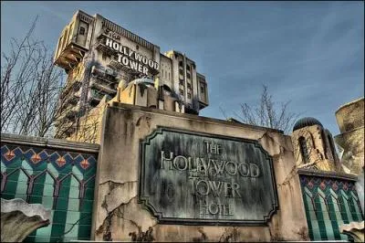 Quelle srie des annes 60 est le thme de la Tour de la Terreur  Disneyland Paris ?