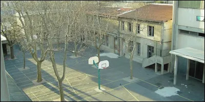 Nous avons bien mangé. Je sors et voilà le meilleur moment de la journée, la pause méridienne. Elle dure une heure ! Soit de 12 h 30 à...