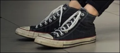 Comme elle est assise seule dans un coin, nous partons vers Alex pour la taquiner un peu. Nous lui saisissons les chevilles pour enlever ses chaussures et ses socquettes ! Une surveillante passe par-là mais ne nous fait aucune remarque. De quel type de chaussures s'agit-il ?