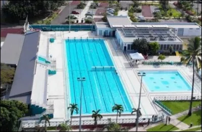 Ce n'était pas facile de retirer ses biens, elle ne s'est pas laissée faire et ses chaussures étaient compliquées à enlever mais nous sommes parvenus à nos fins. Nous ricanons en la voyant pieds nus dans la cour de récréation. La cloche sonne, nous déposons ses biens sur un banc et rejoignons les rangs pour le premier cours de l'après-midi. Quel sport faisons-nous aujourd'hui ?