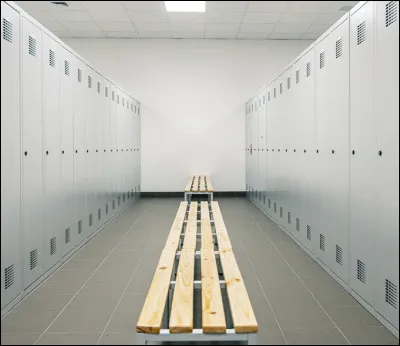 À la fin du cours, nous regagnons les vestiaires. Je demande aux filles de la classe de "jouer" un peu avec Alexandra, en l'absence du prof. Elles sautent sur Alex en la mettant au sol puis la tirent par les chevilles jusqu'à dans la douche et ouvrent le robinet ! Les filles jettent ses vêtements sur Alex, sortent des vestiaires et...