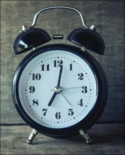 Tout commence au petit matin lorsque je me lève pour me préparer et prendre le bus scolaire. À quelle heure, mon réveil sonne-t-il ?