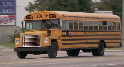 Après un petit déjeuner rapidement avalé, je monte dans le car et comme toujours, c'est au fond de celui-ci que je retrouve mes potes et que je me rends au bahut. Dans quel film ce bus apparaît-il ?