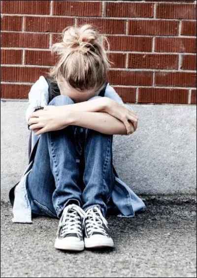 Je franchis le portail du collège avec mes amis. Au loin, j'aperçois déjà une fille que nous aimons embêter. Elle s'appelle Alexandra, nous allons à sa rencontre et déplaçons son sac de plusieurs...