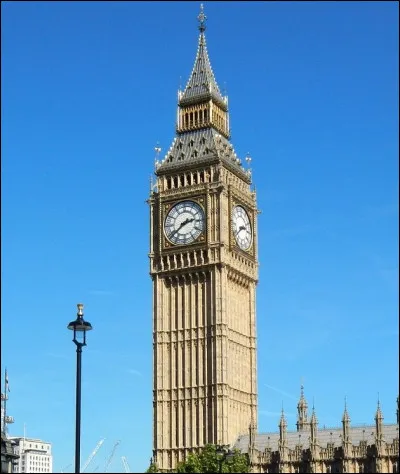 La sonnerie retentit, elle range ses affaires dans son sac mais lorsque qu'elle s'apprête à quitter la salle, elle manque de tomber et se rattrape de justesse, non sans moquerie de notre part. Quel est le cours suivant ?